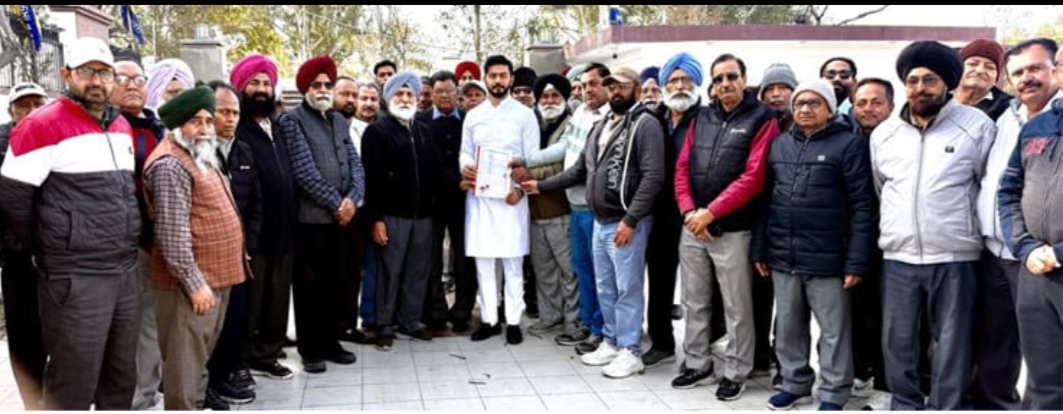 Punjab Employees and Pensioners United Front handed over a memorandum addressed to the Chief Minister to Chabbewal MLA Dr. Ishank Kumar*
